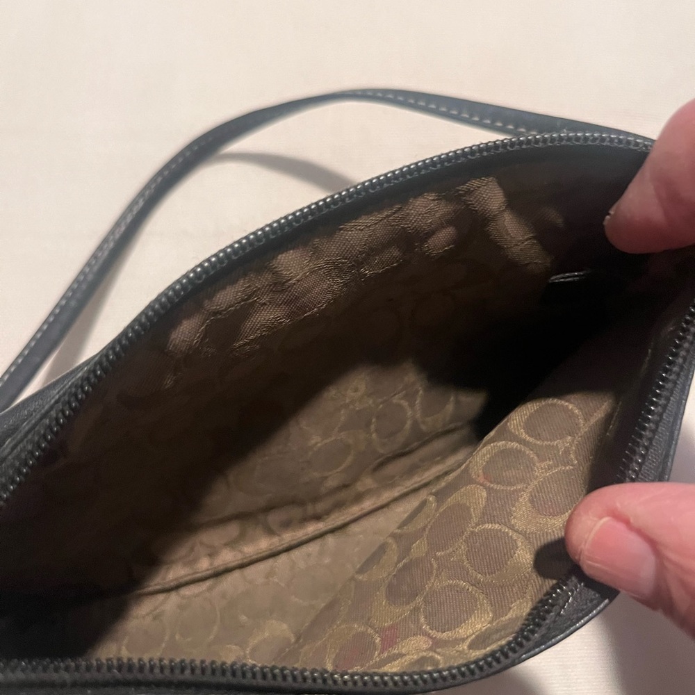 Y2K VTG. Coach Black Leather Bleeker wristlet. - Picture 3 of 8